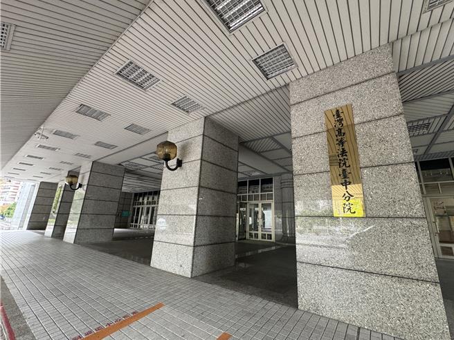 曾任台中市政顾问、获颁模范父亲的林姓男子，2022年底不仅用保温瓶砸妻子头、电话线勒颈还扬言「把妳剁成一段一段」等语，一审被依违反保护令、伤害罪判处10月徒刑，二审改判9月。（潘虹恩摄）