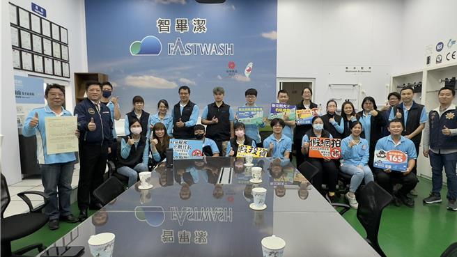 为响应市府推动的打诈宣导，瑞芳警分局持续辖区内各行各业的领导人，其中位于瑞芳工业区内的「和光工业股份有限公司」看到信件后，便与瑞芳分局派出的「识诈专家」 合作，向该公司所属员工宣导常见诈骗手法及防范措施，进一步提升民间识诈能力。（瑞芳警分局提供）