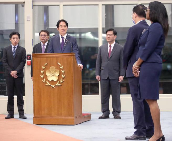 赖清德总统（左三）6日结束「繁荣南岛，智慧永续」出访行程搭机抵台，他下机时发表谈话表示，以民主的普世价值与其他国家交往，台湾一定可以得到更多的支持。（范扬光摄）