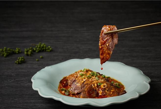 即日起至2025年1月24日，到「青花驕」台北南港車站店消費滿1500元，送「青花椒麻口水牛」。(王品集團提供)