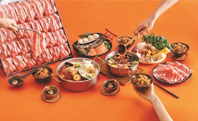 「聚日式鍋物」插旗基隆開品牌基隆首間門店，開幕期間民眾攜帶雨傘、雨衣到店內用餐，每桌贈「富士肉肉山」1份。(王品集團提供)