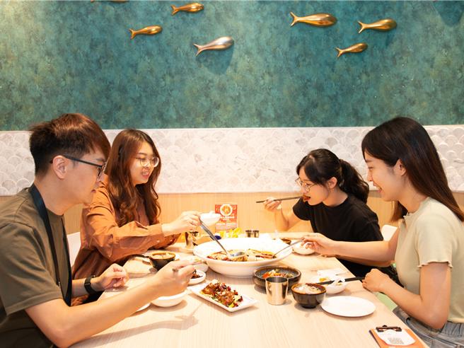 「溜溜酸菜魚」全台各分店同歡周年慶，12月31前分享指定影片並打卡即送「溜溜蝦滑」1份，示意圖。(漢來美食提供)