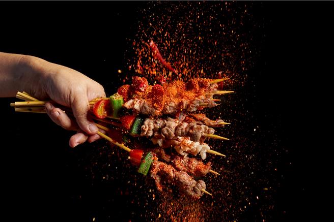 「彩匯自助餐」推出期間限定的「彩匯辛香味兒」主題餐飲，12月31日前，12月生日的壽星可享4人同行1人免費的壽星福利。(台北美福大飯店提供)