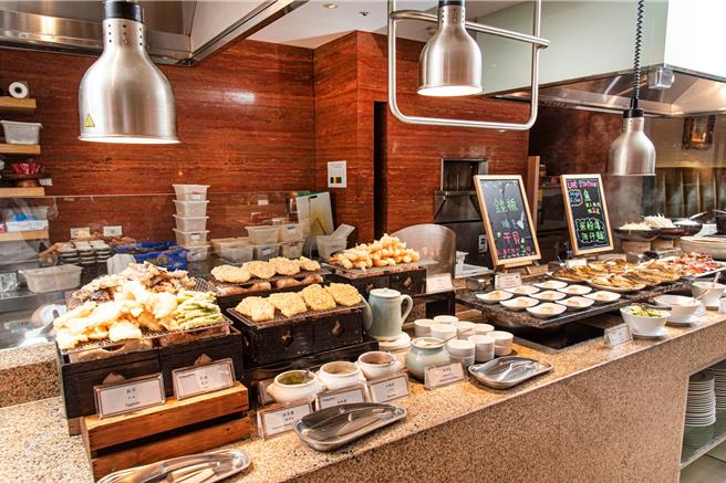 大倉久和大飯店館內的「歐風館」自助餐廳，慶祝台灣隊12強奪冠，12月15日前，4人同行1人免費。(大倉久和大飯店提供)