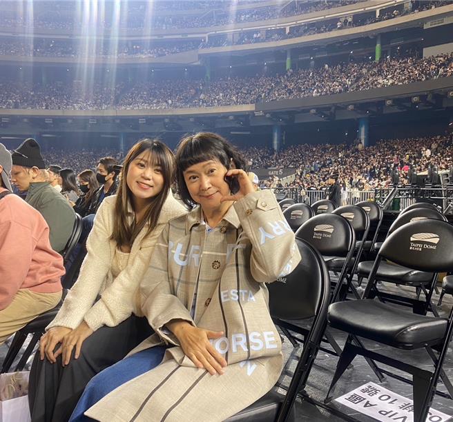 王月、女兒6日赴大巨蛋欣賞周杰倫演唱會。（讀者提供）