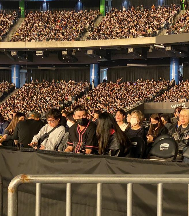 林書豪夫妻6日赴大巨蛋欣賞周杰倫演唱會。（讀者提供）