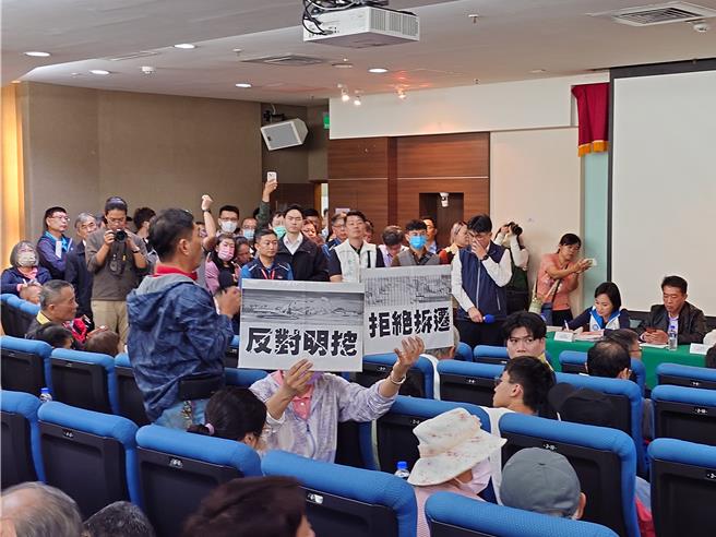 交通部铁道局6日于高雄市三民区举办高铁南延路廊选择说明会最终场，与会居民举起「反对明挖、反对拆迁」牌面，表达诉求。（任义宇摄）