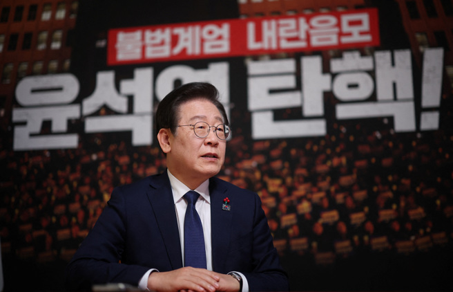 南韓最大在野黨共同民主黨黨魁李在明6日在國會受訪談尹錫悅彈劾案。他指出，尹錫悅戒嚴引發的政治風暴只有一種解法，就是下台。（路透）