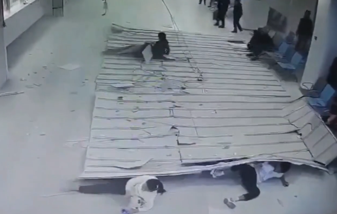 大陆广东潮州有间医院天花板突掉落，造成下方排队领药的4位民眾遭压伤。（图／翻摄自微博）