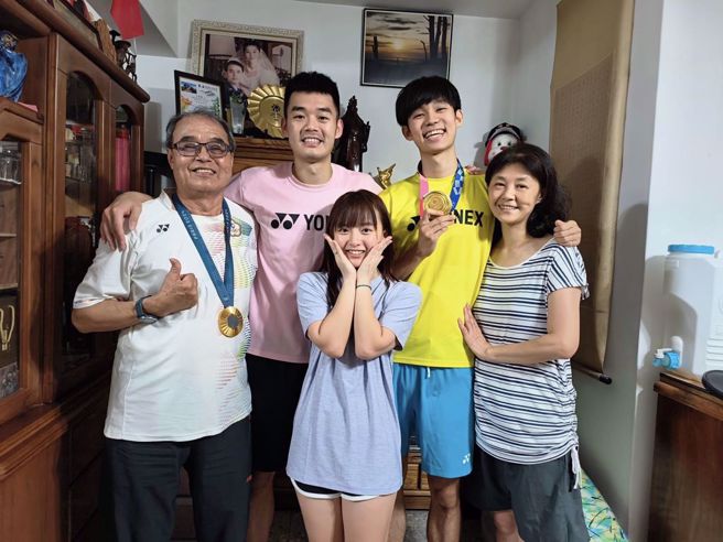 王齐麟曾在脸书晒出全家福，包含女友十元。（图／翻摄自王齐麟脸书）