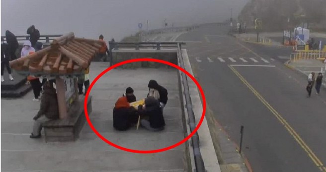 合欢山武岭海拔3275公尺，6日一早有民眾到了武岭，竟在观景台打起麻将，过程中还吸引游客观战。（图／翻摄FB／中横路况交通资讯站）