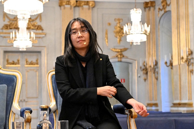 2024年12月6日，2024年诺贝尔文学奖得主韩江出席瑞典斯德哥尔摩的瑞典文学院新闻发布会。（路透社）