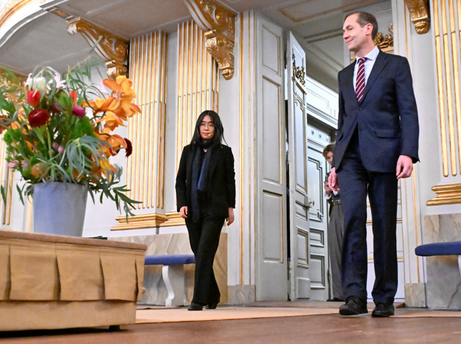 2024年12月6日，韩江出席瑞典斯德哥尔摩老城区举行的瑞典文学院记者会。（路透社）