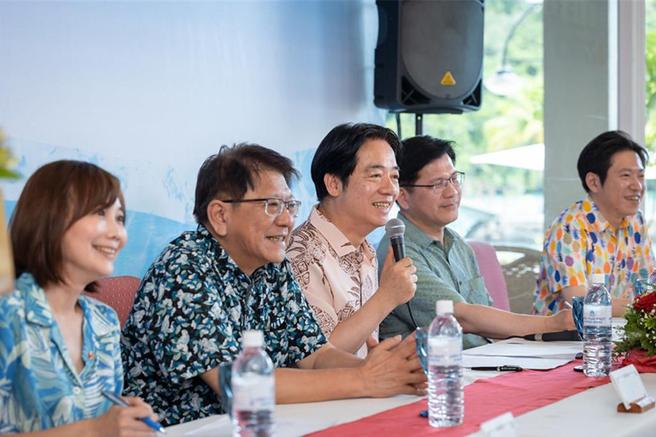 总统赖清德「繁荣南岛 智慧永续」之旅，6日上午与随团记者茶叙。（总统府）