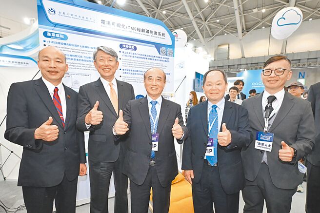 2024医疗科技展5日揭幕，大会主席立法院长韩国瑜（左起）、经长郭智辉、生策会董事长王金平在经济部科专成果展摊合影，产业技术司副司长周崇斌、简任技正戴建丞陪同。图／工研院