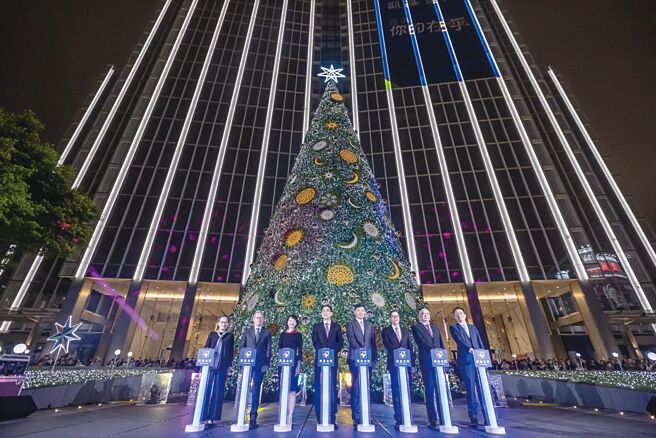 凯基金控举行圣诞点灯仪式，凯基金控董事长王铭阳（图左四）及金控总经理杨文钧（图右四）点亮凯基金控总部圣诞树，宣告凯基圣诞公益月正式启动。图／凯基金控提供