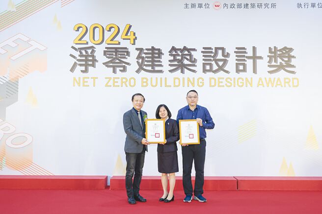 华南银行荣获「净零建筑设计奖」优选，由华南银行通路暨作业管理部经理卢美丽（中）代表出席受奖，并与财团法人台湾建筑中心董事长崔懋森（左一）、建筑师尹彦程合影（右一）。图／华银提供