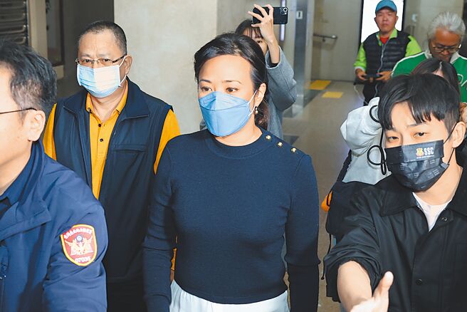 北检侦办民眾党主席柯文哲涉京华城容积率案、政治献金案，5日指挥调查局北机站首度以证人身分约谈前立委吴欣盈（中）。（杜宜谙摄）