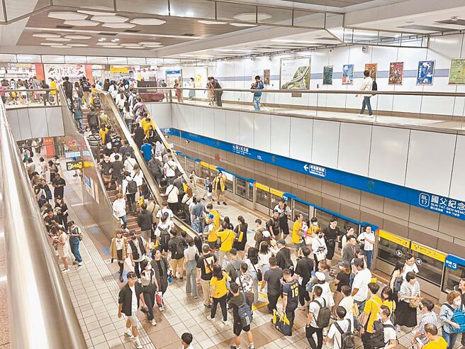 台北市兒童搭捷運享6折優惠，相較於新北市與桃園市4折、台中市與高雄市5折，讓不少家長直呼「台北小孩比較有錢嗎？」（本報資料照片）