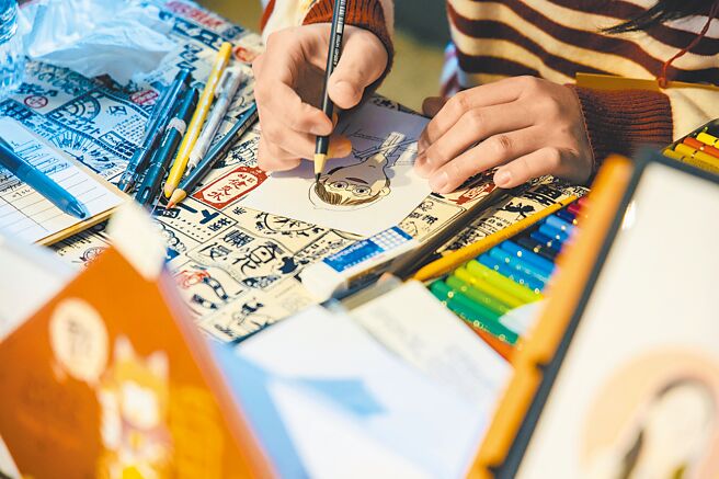 「似顏绘大乱斗」每天邀请不同风格的插画家现场绘制，每年都深受民眾喜爱。（台北插画艺术节提供）