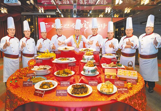 福容连锁集结全台10个馆分别推出外带年菜，全台北、中、南、东的民眾都可轻松取餐。（福容大饭店提供）