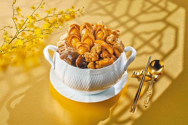 福容连锁围炉圣品「一品鲍鱼佛跳墙」，放入6颗一品鲍鱼，豪华配料精炖慢煨。（福容大饭店提供）