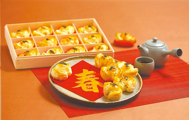 福容桃园店「凤凰元宝酥」，酥香金黄的外皮包裹着绵密内馅，瞬间溢满幸福感。（福容大饭店提供）