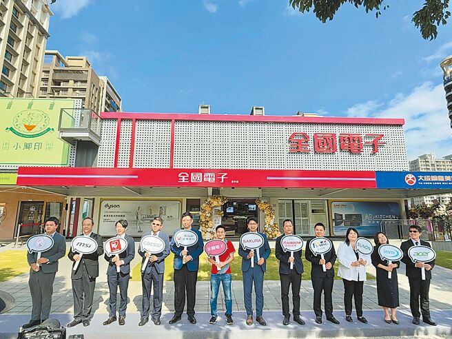 全國電子董事長林政勳（左六）與來自多家合作品牌代表一起為全國電子淡水生活概念店剪綵。（古明弘）