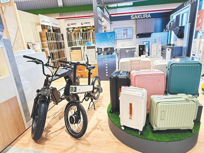 全國電子淡水生活概念店不僅賣電器，還有Acer旗下子公司倚天酷基推出的電動自行車與行李箱。（古明弘）
