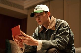 越洋連線／南潤壽讚台灣酷兒「走在亞洲前方」 演同志狂親6男