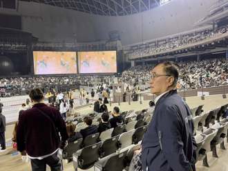 川伯摆1号表情见证周杰伦登大巨蛋！喊这句话感动人心