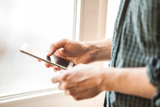 手機調「深色模式」護眼沒效 醫揭1事才是關鍵