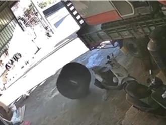 大貨車輪胎滾落台61高架橋 有如「導彈」跳至倉庫撞壞機車