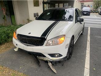 龜山警攔查毒販  嫌犯駕賓士自撞分隔島被逮捕