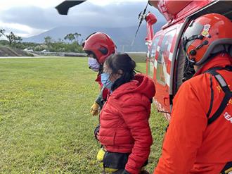 南二段登山隊連2名山友不適  黑鷹直升機飛兩趟緊急救援