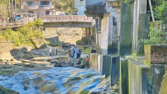 石碇老街建物 汙水管直通溪流