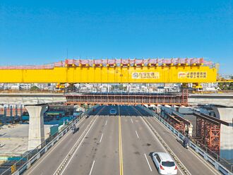 铁道局新工法 嘉市铁路高架桥合龙