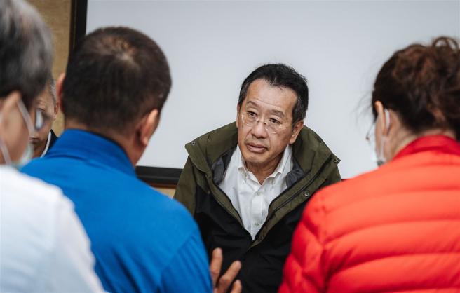  顾部长与受伤技师家属晤谈，表达关心。
（军闻社记者陈彦桦摄）