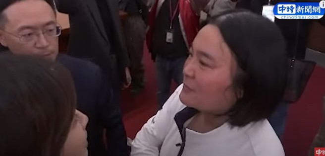 陳玉珍議場外再舌戰綠委。（取自影片）