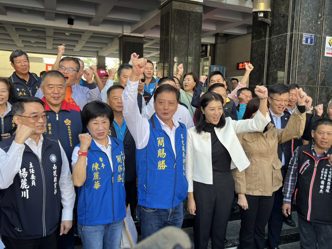 藍營南投縣議員簡賜勝（左三）5日在妻子陳麗華（左二）、南投縣長許淑華（左四）等人陪同下，登記參選草屯鎮長補選。（資料照,楊靜茹攝）