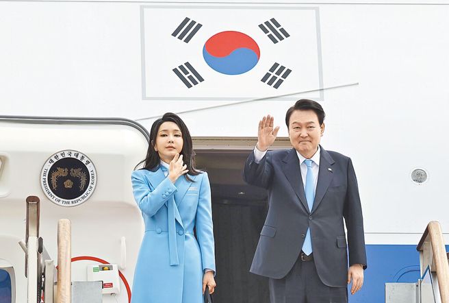 韓國總統尹錫悅（右）戒嚴令之亂，執政黨高層稱，尹錫悅夫人金建希（左）事先不知道戒嚴令。（美聯社）