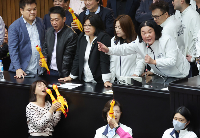 立法院6日院會，國民黨提出變更議程案，欲將「選罷法」修正案排入議程，主席台上爆發藍綠推擠衝突，民進黨立委拿出「尖叫雞」，國民黨立委陳玉珍（右）諷刺民進黨立委沒有論述能力才會拿出道具。（資料照／姚志平攝）