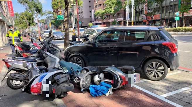 高男驾车要左转时，竟逆向直衝，导致毁损9辆机车。（翻摄画面）