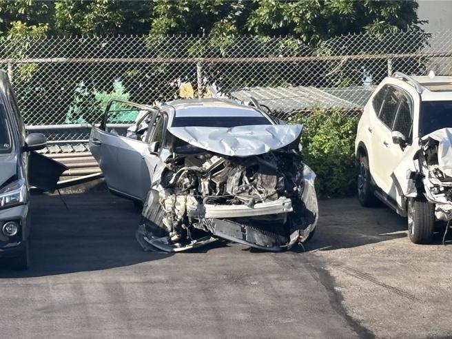 陈梅慧4日凌晨于国道1号北向新竹县湖口段77.7公里车祸死亡，当时乘坐的银色轿车，遭后方车辆高速衝撞，车辆前后全毁。（廖姮玥摄）