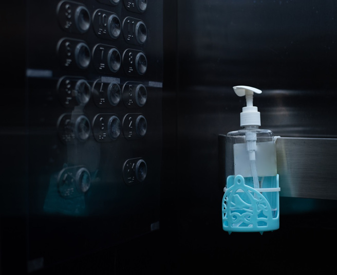 印度一名女子才剛生下女兒，轉移病房時電梯離奇墜毀，導致她頭頸重傷身亡。（示意圖：Shutterstock／達志）