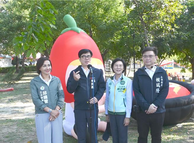 高雄市长陈其迈（左二）7日出席路竹番茄节活动，民进党立委邱议莹（左）｜林岱桦（右二）、赖瑞隆（右）陪同。（林瑞益摄）