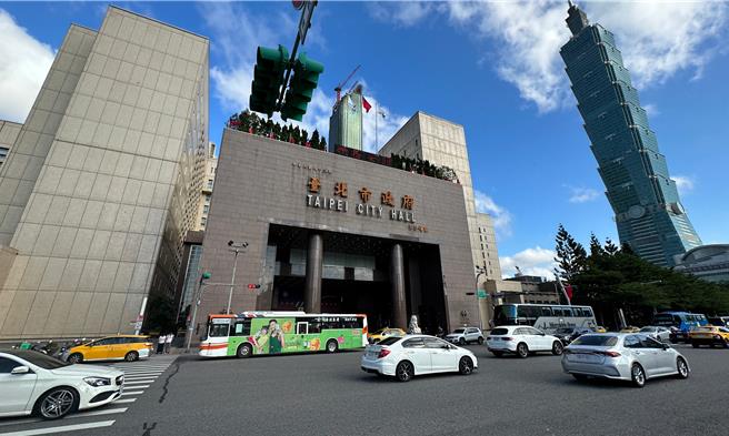 台北市政府市政大樓今年啟用滿30年，因此也啟動延壽、智慧化的改造計畫。而為落實淨零排放，預計於市府地下一樓停車場增設電動車充電樁18座。（丁上程攝）