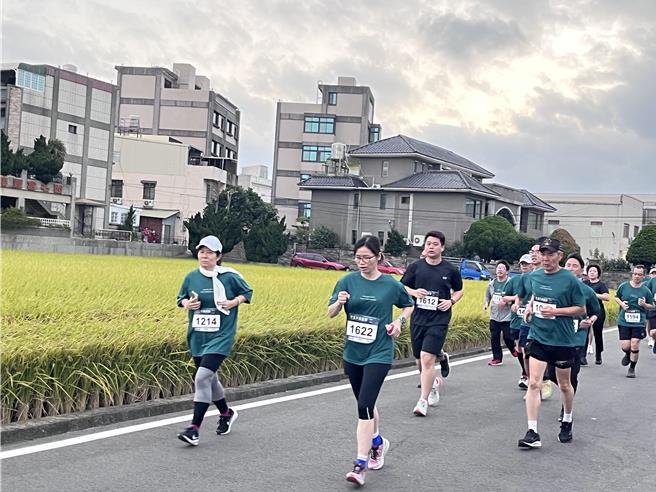 首届竹北半城路跑7日清晨开赛，沿途有社区提供的在地美食作为补给。（邱立雅摄）