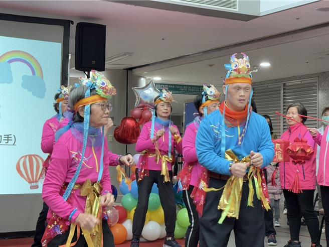 参赛团队以自制手工头饰与道具融入文化与创意。（张铠乙摄）