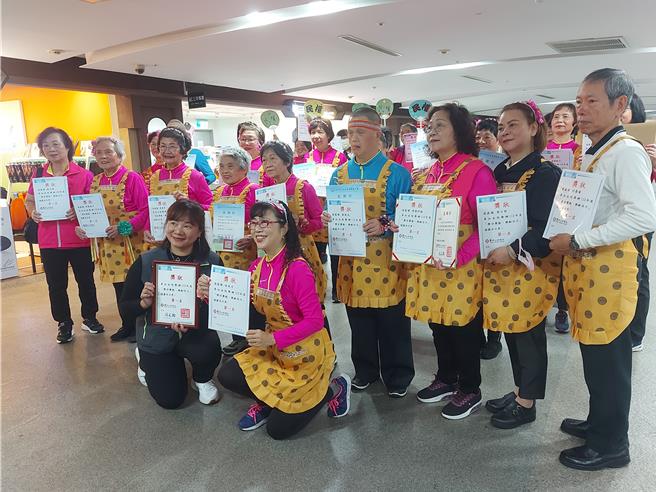 平均年龄76岁的长者用汗水与热情，勇夺冠军。（张铠乙摄）